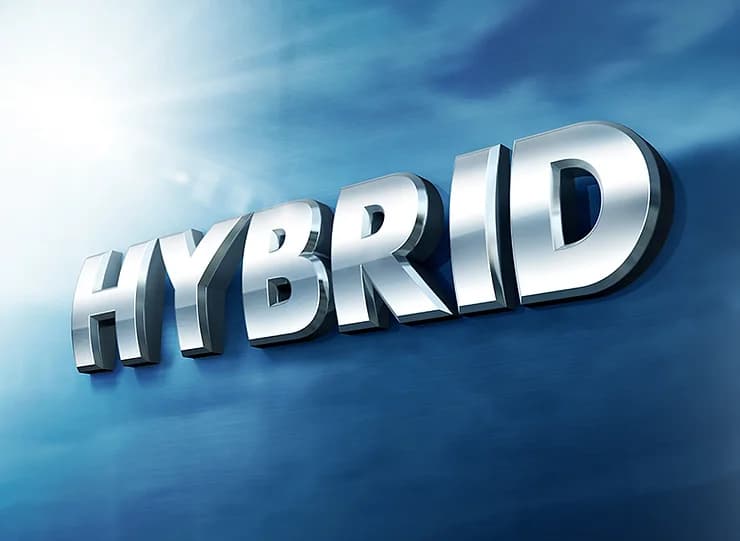הכיתוב HYBRID באותיות מתכתיות תלת-ממדיות על רקע כחול