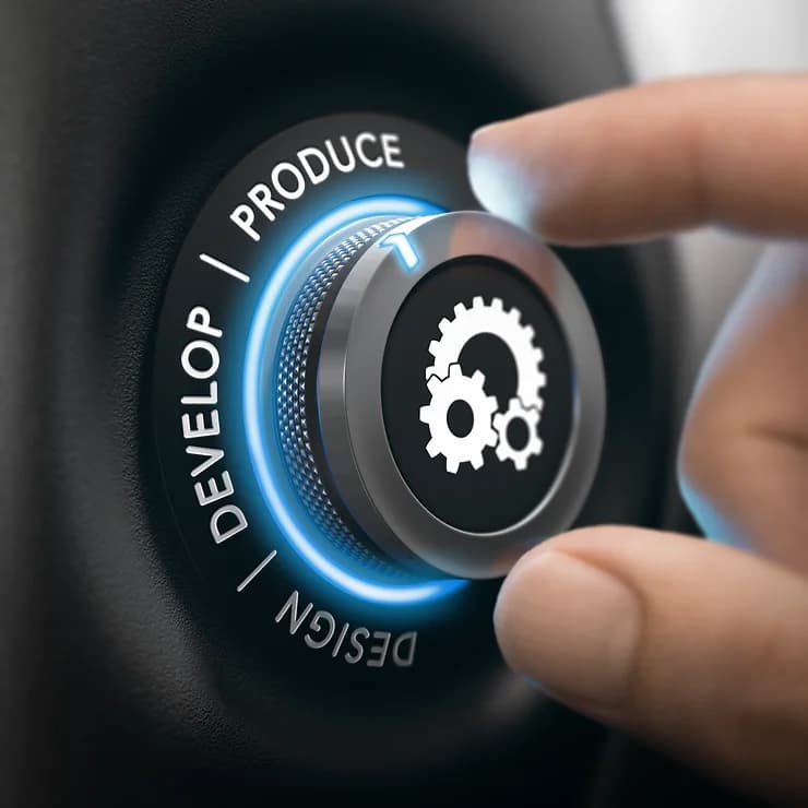 יד מסובבת כפתור עם השלבים Design, Develop, Produce